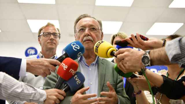 El candidato del PP a la Presidencia de Ceuta, Juan Jesús Vivas, atiende a los medios durante el seguimiento de la jornada electoral en la sede del PP Ceuta, a 28 de mayo de 2023.