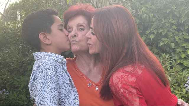 Silvia Clemente junto a su hijo y su tía, de 91 años