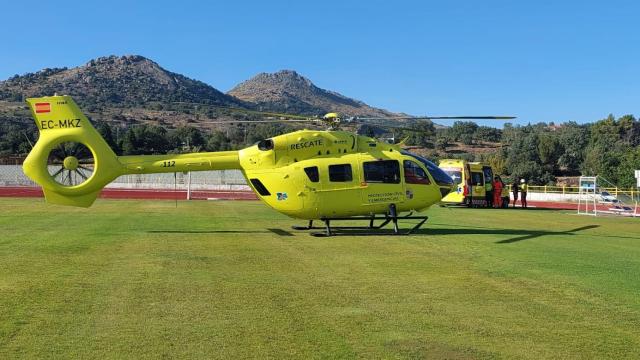 Helicóptero medicalizado del Sacyl y una ambulancia