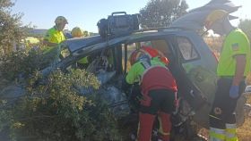 Los servicios de emergencia trabajando tras un accidente de tráfico. Foto: CPEIS Toledo.