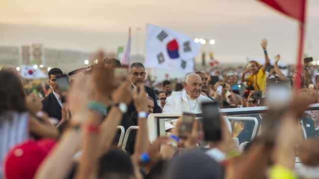 El papa Francisco, en la JMJ de Lisboa, con una bandera surcoreana al fondo
