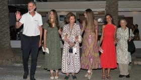 Los reyes de España junto a sus hijas, Leonor y Sofía, la reina emérita y la hermana de ésta, Irene, tras cenar en Palma.