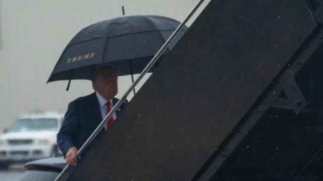 Trump subiendo a su avión tras comparecer ante el juez el jueves