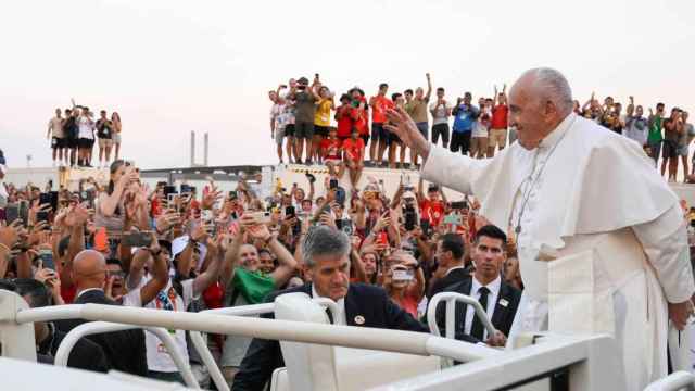 El Papa Francisco saluda a los jóvenes congregados durante la vigilia.