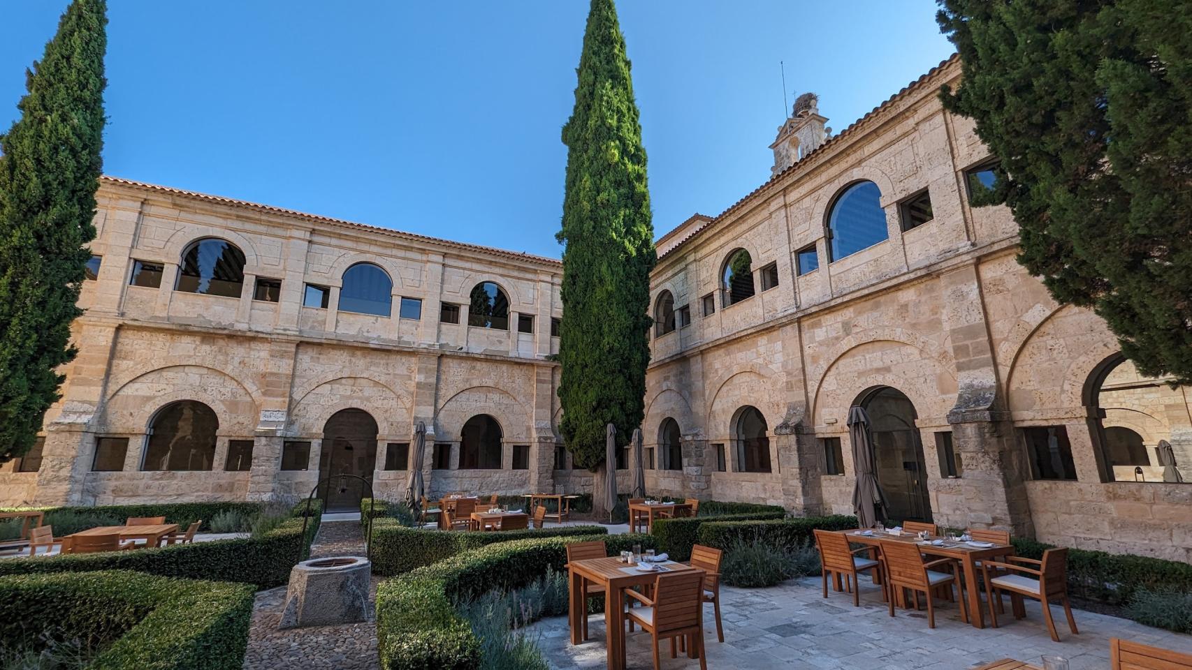 Uno no se puede perder la oportunidad única de disfrutar del increíble desayuno de Abadía Retuerta en el claustro