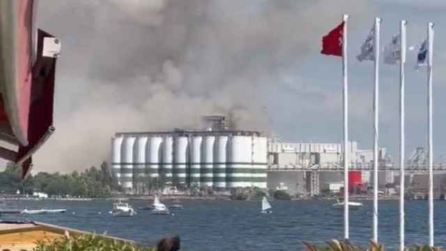 Explosión en el puerto turco de Derince, en la región de Kocaeli, este lunes.