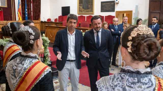 El presidente de la Generalitat, Carlos Mazón, junto al alcalde de Elche, Pablo Ruz, durante su visita institucional al Ayuntamiento.