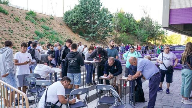 Colas en el estadio José Zorrilla para abonarse al Pucela