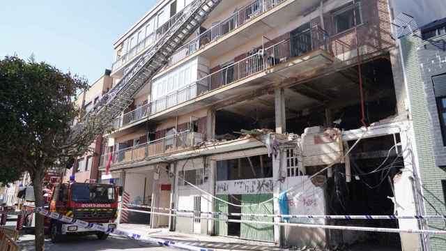 Desescombro de los restos de la explosión registrada en la calle Goya de Valladolid