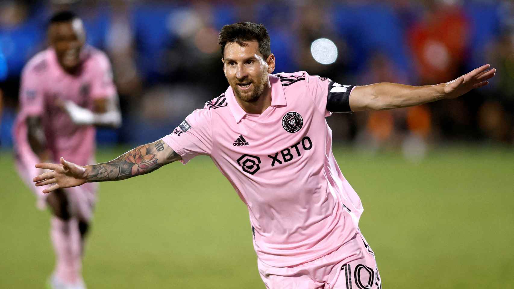 Leo Messi celebra un gol de falta ante el FC Dallas.