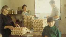 Imagen del archivo de la familia que impulsó el Grupo Campomayor. En ella, un momento de los primeros años de la empresa, dedicada a la fabricación de huevos en Palas de Rei, Galicia.