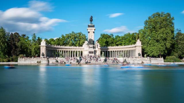 Conoce el mirador secreto de El Retiro que muy pocos conocen: está bajo la estatua de Alfonso XII.