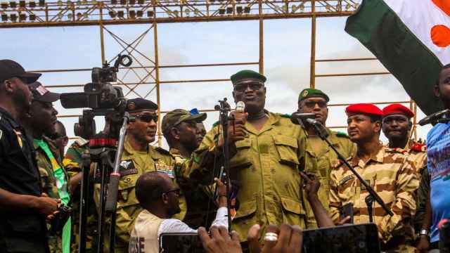 Miembros de la junta militar golpista en Níger asisten a un acto en el estadio de Niamey.