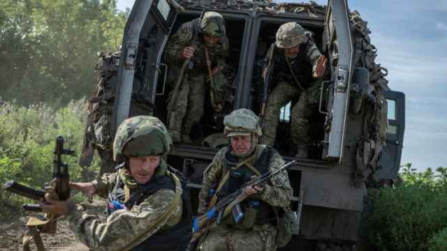 La Marina ucraniana participa en un simulacro militar cerca de una línea del frente en la región de Donetsk.