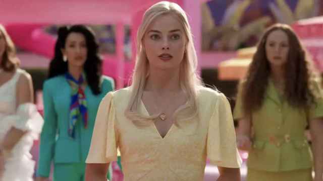 Por qué Margot Robbie lleva un vestido amarillo al final de 'Barbie': la diseñadora de vestuario lo explica
