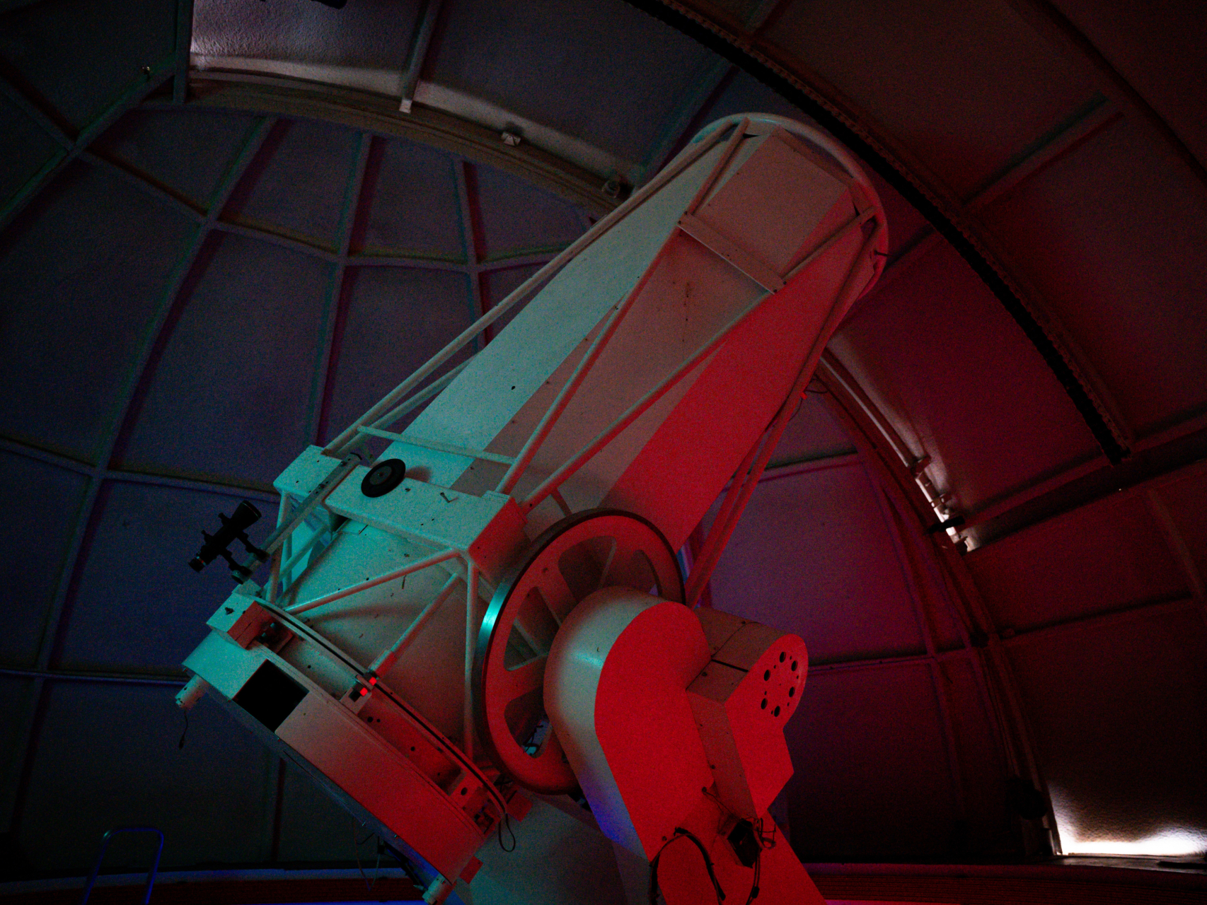 El telescopio T77 fue diseñado y creado de forma artesanal y hoy sirve de apoyo para la observación de planetas enanos