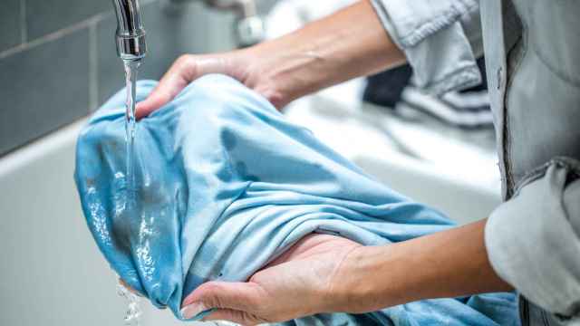 Imagen de archivo de una persona lavando una camisa. Foto: iStock.
