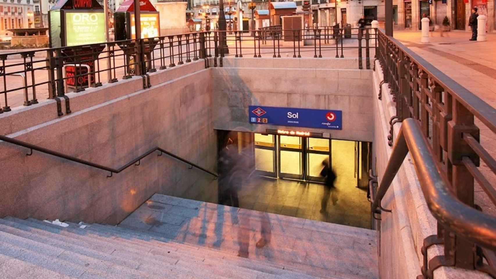Entrada de la boca de Metro de Sol, en Madrid.