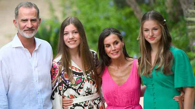 Felipe VI y Letizia junto a sus hijas en su posado estival el pasado 31 de julio.