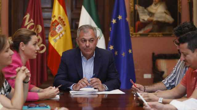 El alcalde de Sevilla, José Luis Sanz, durante reunión con el sector audiovisual andaluz. Foto: José Manuel Vidal (Efe)