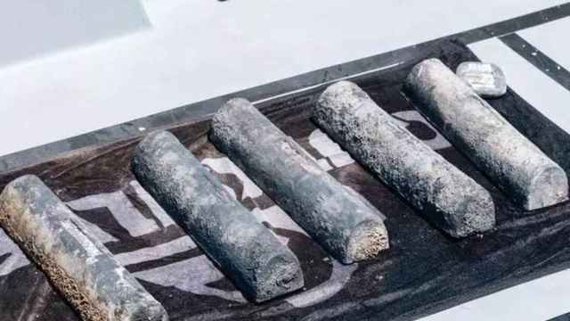 Los seis lingotes de plomo romanos que han aparecido en la bahía de Cullera.