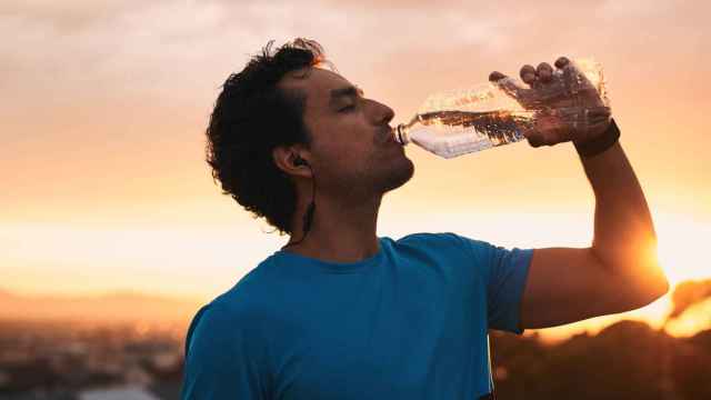 Hombre bebiendo agua (iStock)