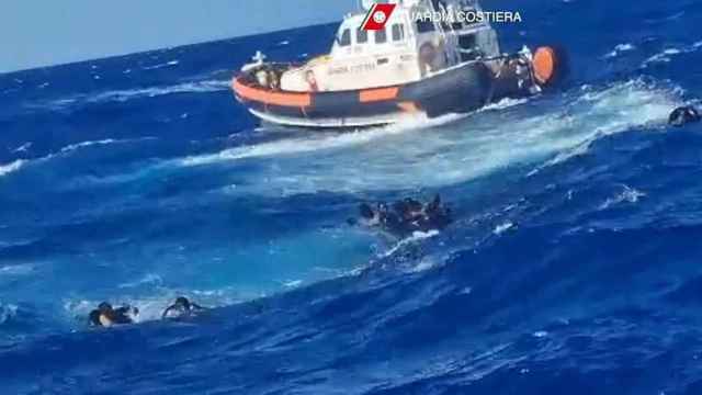 Imagen del naufragio frente a la isla de Lampedusa, al sur de Italia.