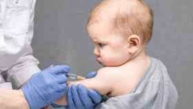 Un bebé recibiendo una vacuna.