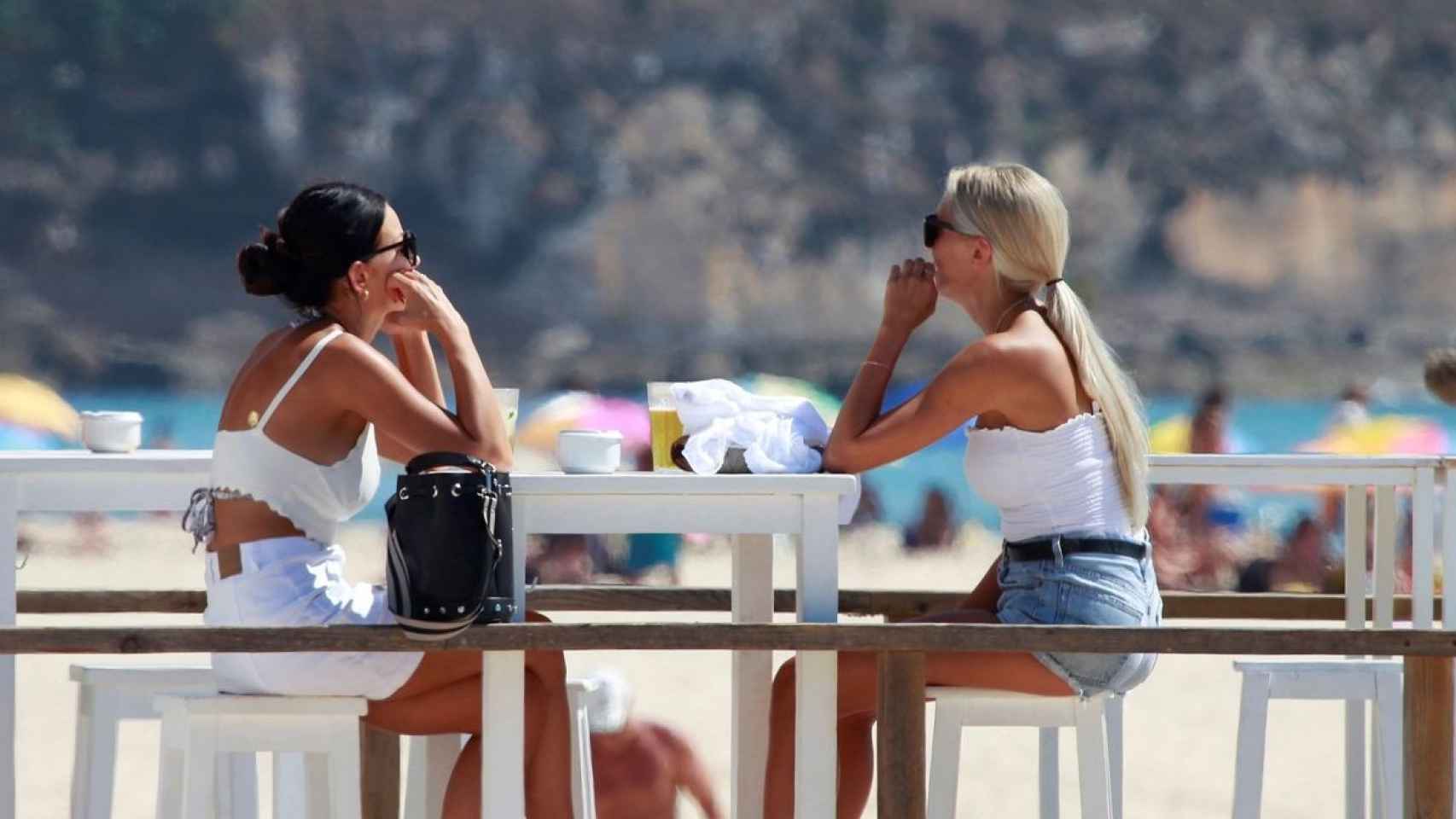Dos chicas en un chiringuito de playa.