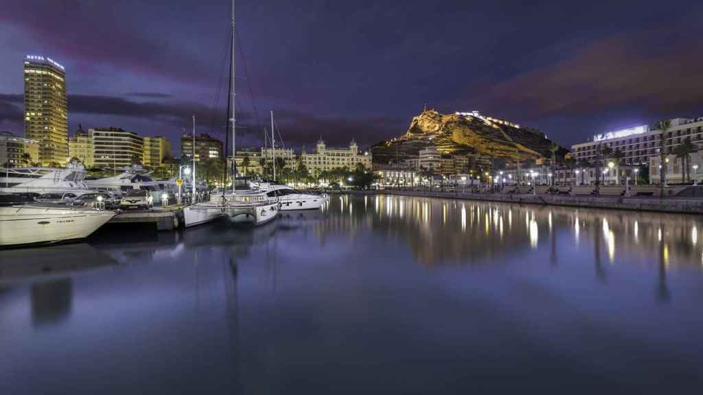 Puerto deportivo de Alicante por la noche.