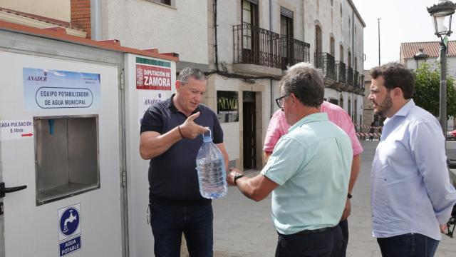 El presidente de la Diputación y diputado de Medio Ambiente, Javier Faúndez, visita la planta de ósmosis instalada en Bermillo de Sayago con motivo de la problemática en el consumo del agua.