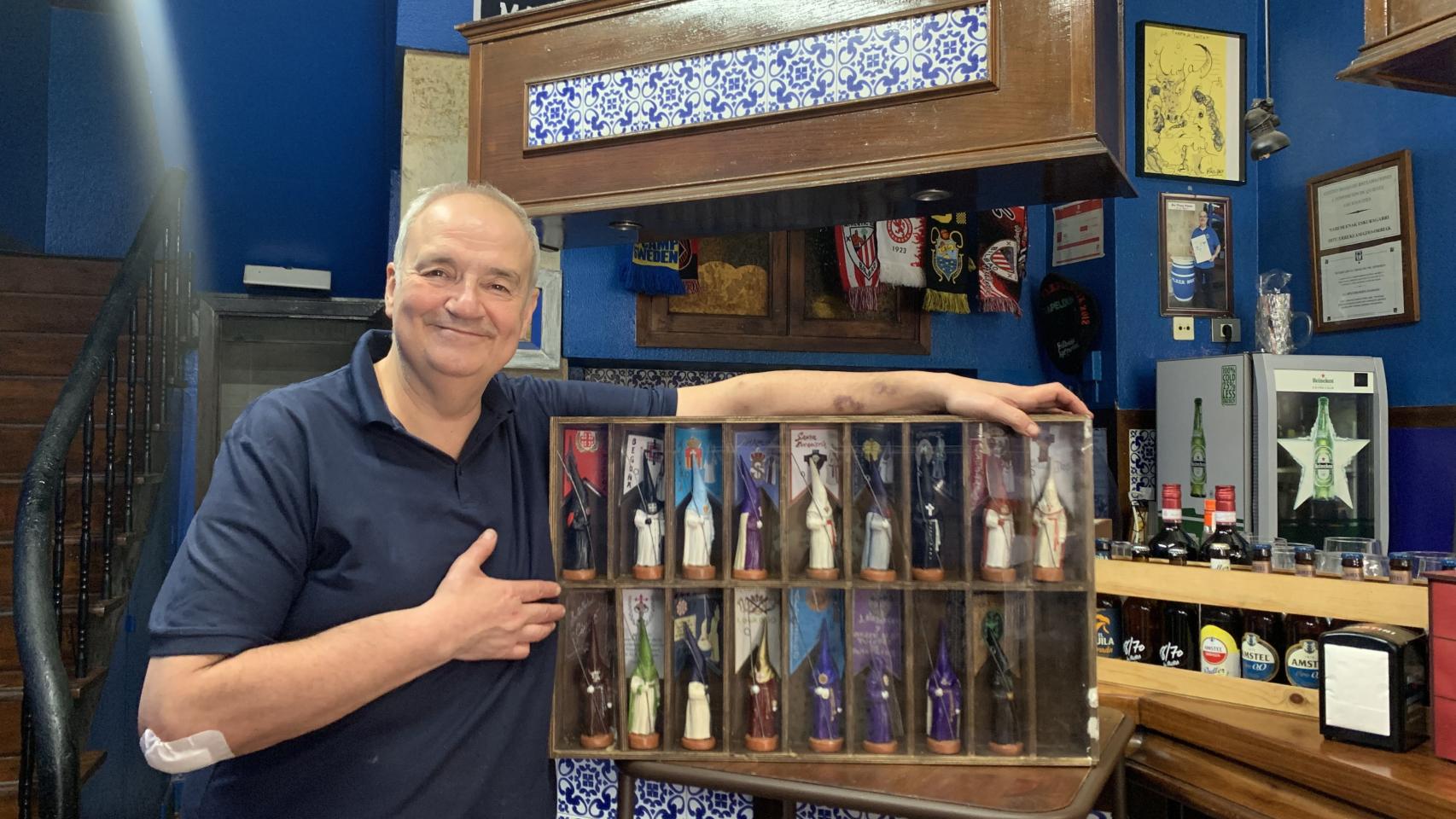 Jon con sus cofrades a los que caricaturiza con sus pintxos