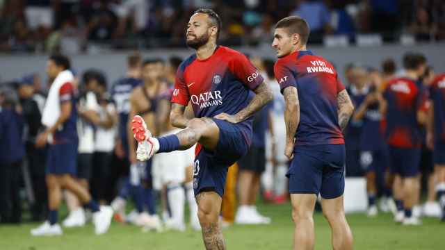 Neymar y Verratti calientan en un amistoso de pretemporada