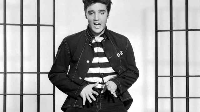 Elvis Presley, en una foto promocional de 'El rock de la cárcel' (1957)