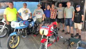 Juanfran García con sus dos motos y su equipo.