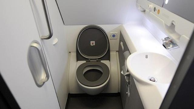 Baño en un avión.