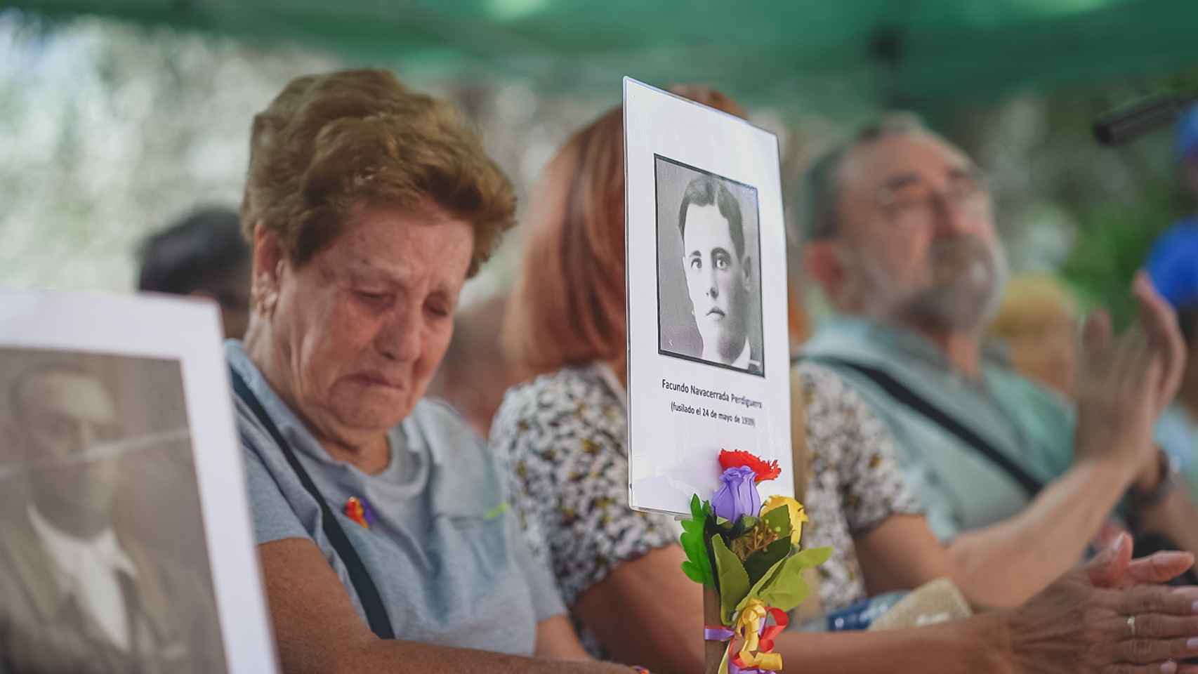 Benita, junto a la fotografía de su padre en un homenaje a los 108 represaliados enterrados en Colmenar Viejo el día 6 de agosto de 2023