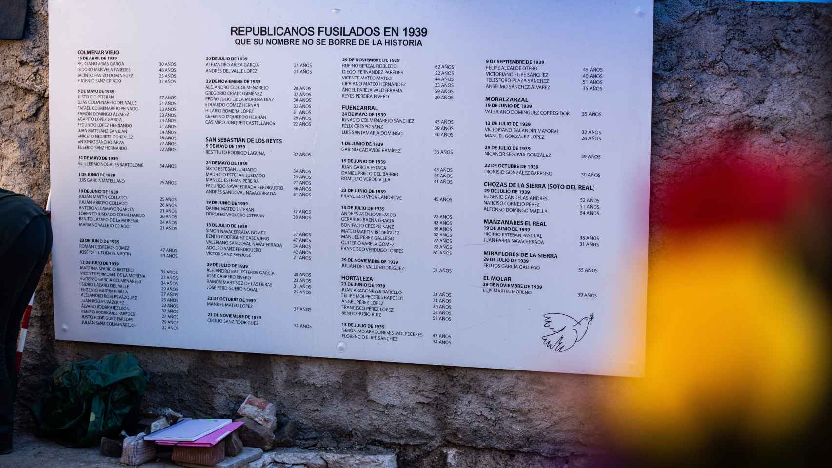 Placa conmemorativa a los republicanos fusilados en 1939 en la sierra norte de Madrid. Se puede leer los nombres y apellidos así como fecha de muerte de todos los represaliados. Junto a la placa se daban los trabajos de exhumación de la fosa civil en 2022.