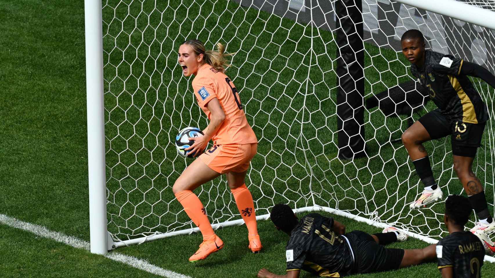 Jill Roord celebra un gol con Países Bajos.