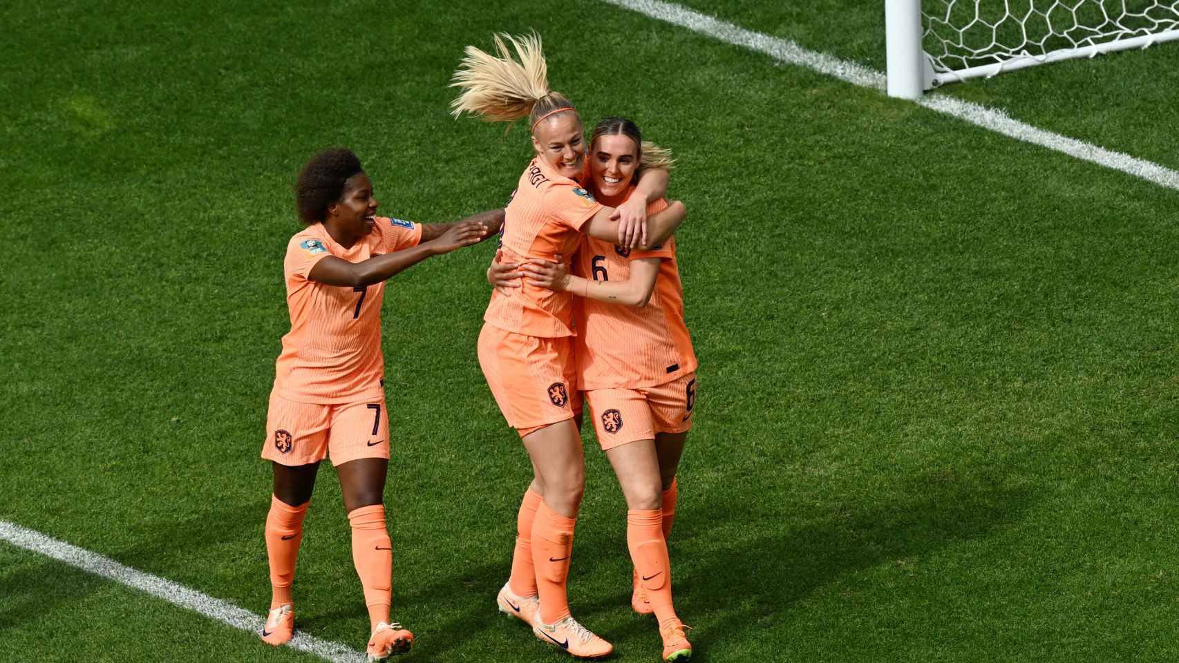 Las jugadoras de Países Bajos celebran en grupo una victoria.