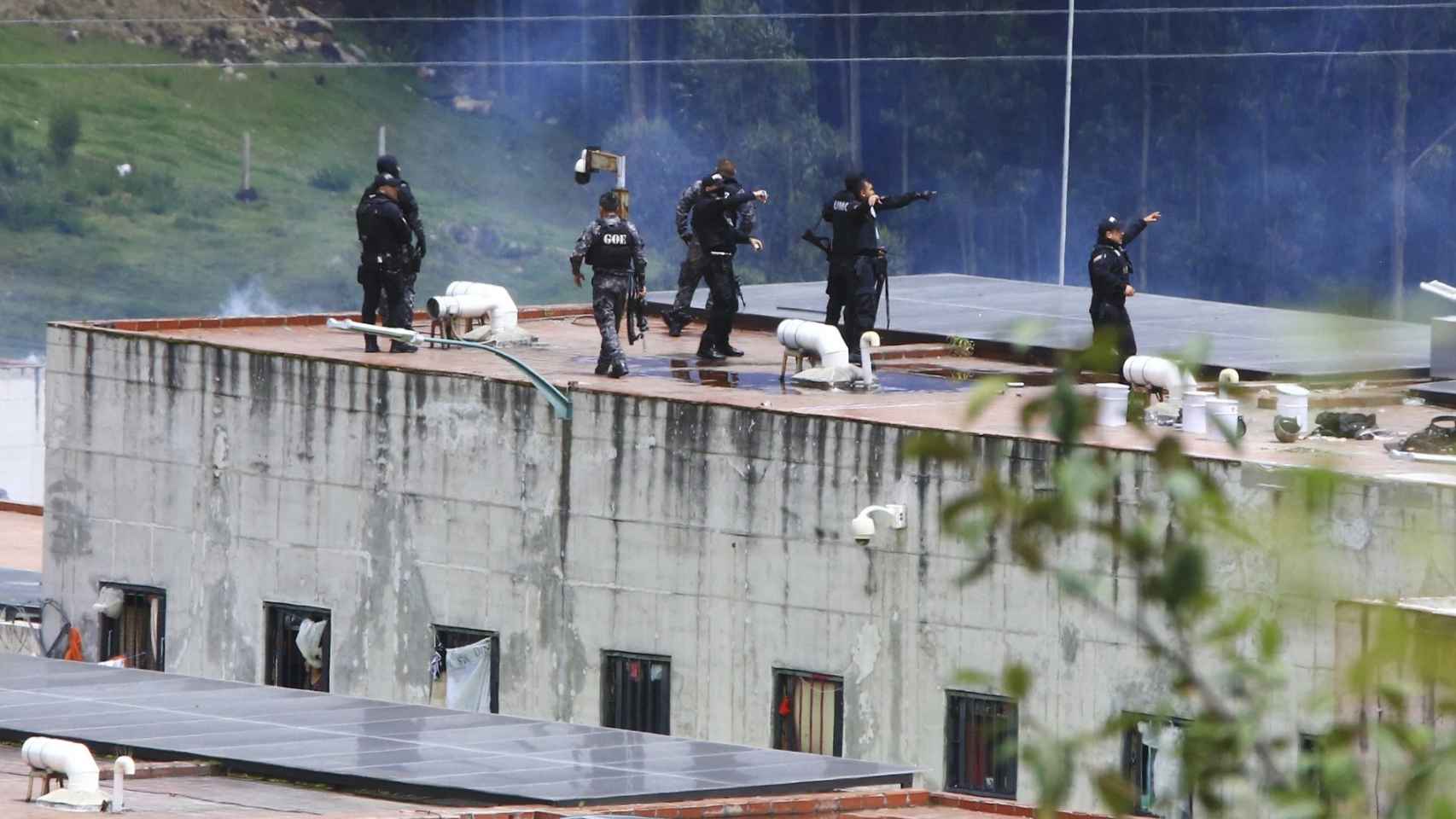 La policía toma posiciones en el techo de la prisión de Turi después de un motín mortal en la prisión de Cuenca, Ecuador.