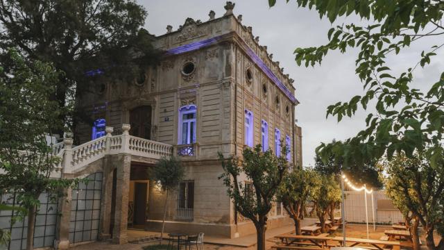 La villa de Burjassot que acoge un restaurante y un jardín increíble.