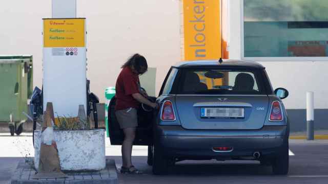 Una mujer carga de combustible su vehículo, en Madrid.