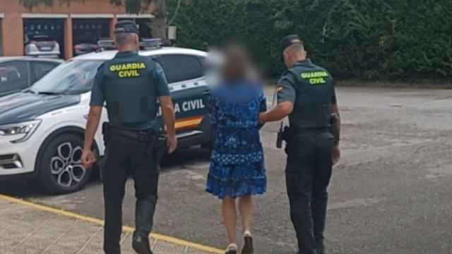 Agentes de la Guardia Civil deteniendo a una cuidadora