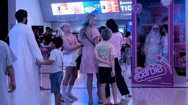 Una sala exhibidora de cine en Dubai con la promoción de Barbie
