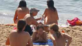Bañadores en las playas nudistas: la nueva moda que indigna al movimiento naturista