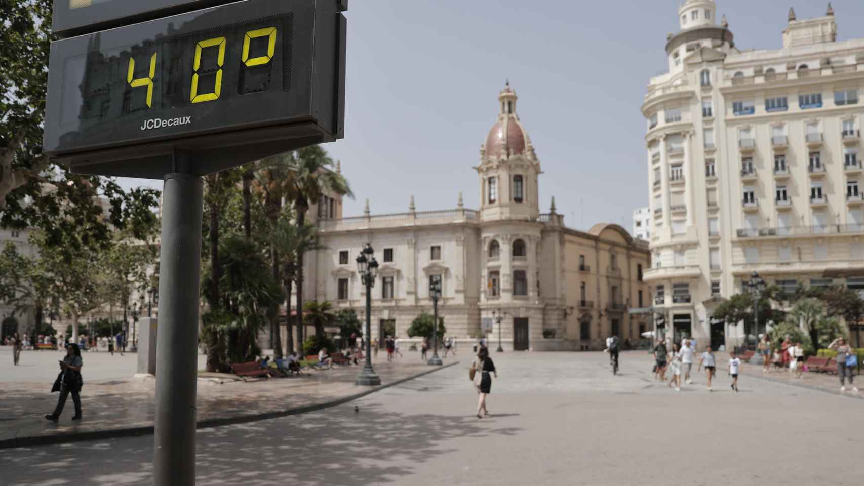 Un termómetro urbano, situado en la plaza del Ayuntamiento de Valencia, marcaba 40º este mediodía.