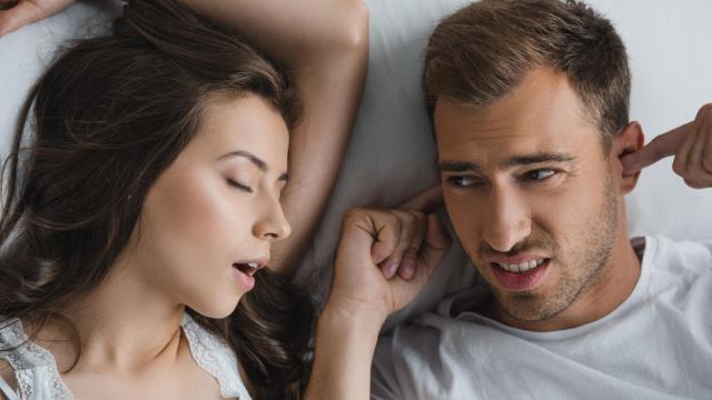 Mujer roncando que no deja dormir a un hombre. Foto: iStock.