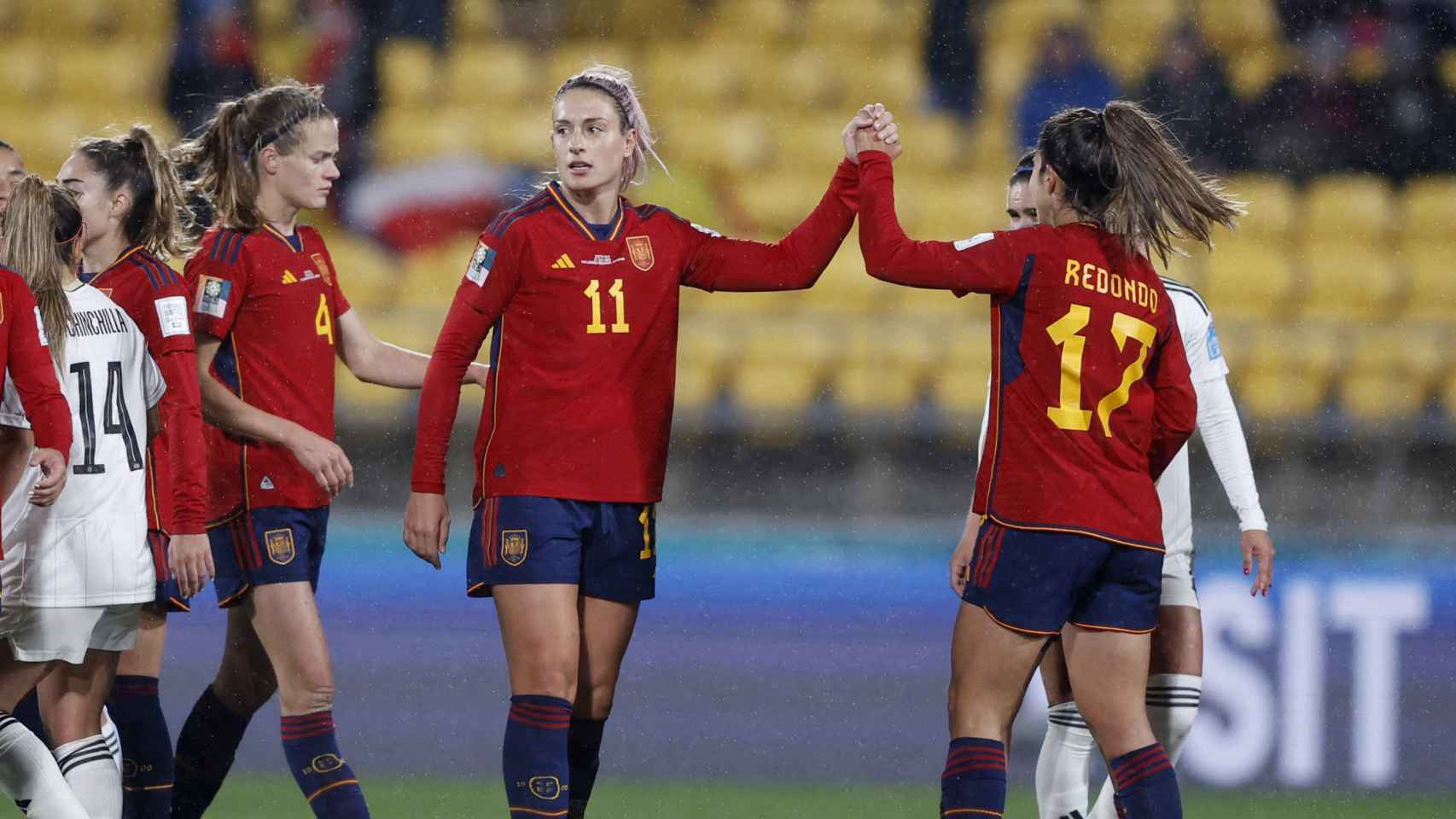 Alexia Putellas felicita a Alba Redondo por uno de sus goles en el Mundial femenino.