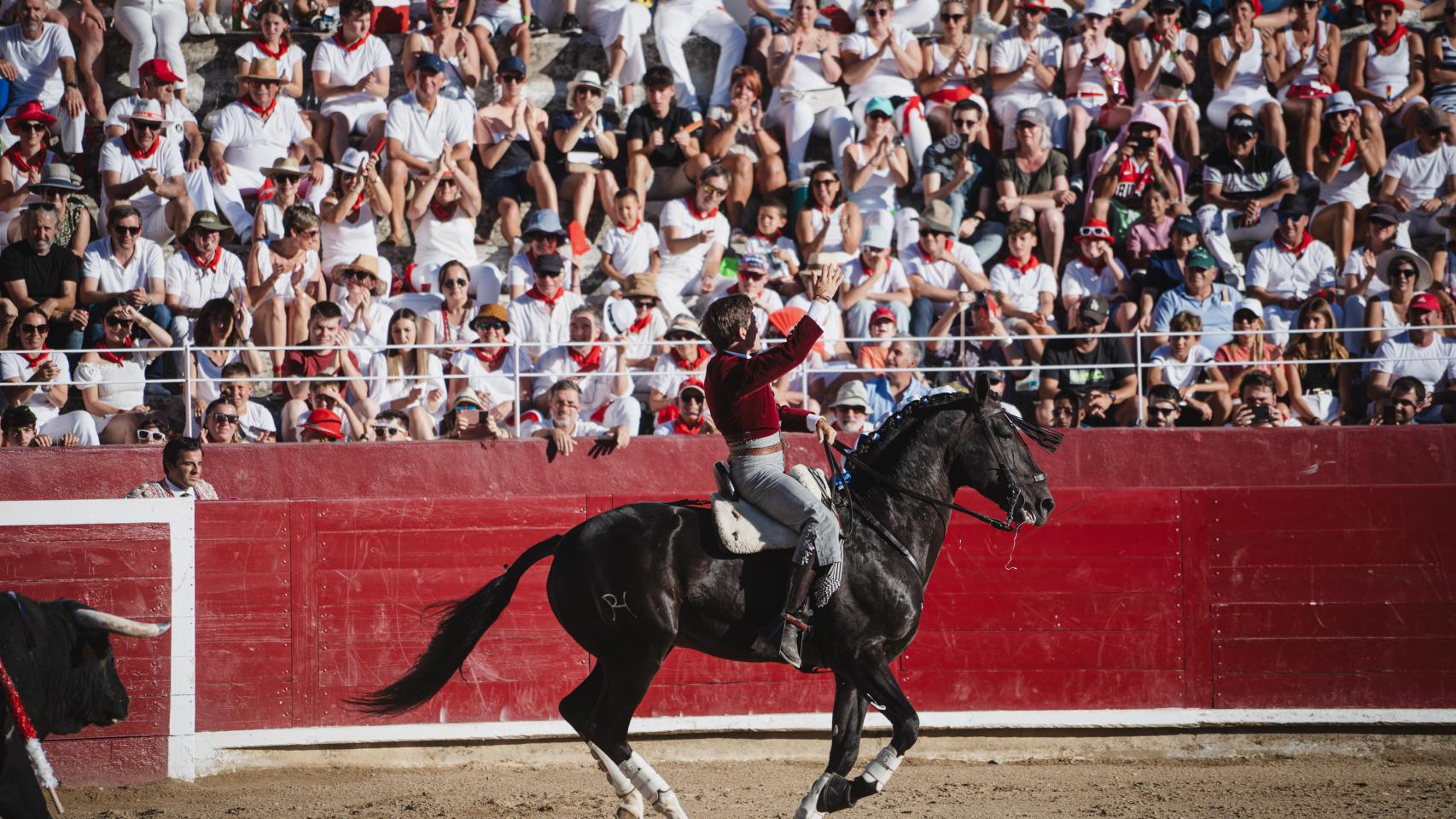 Guillermo Hermoso de Mendoza animando a su pueblo.